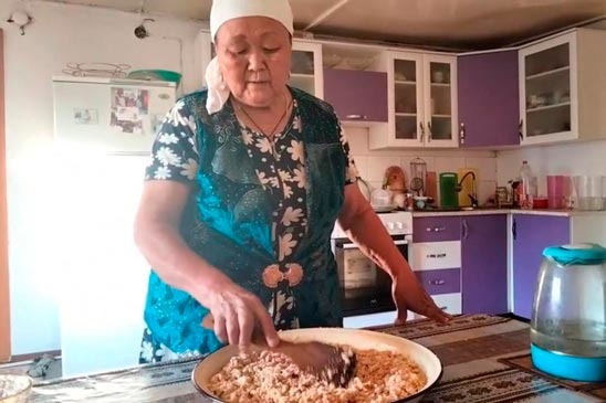 Национальное казахское блюдо из красного сыра 