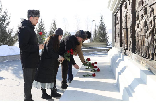 Торжественное возложение цветов