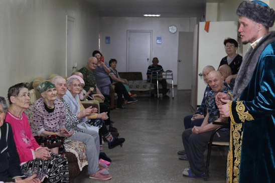 Угостили и поздравили 