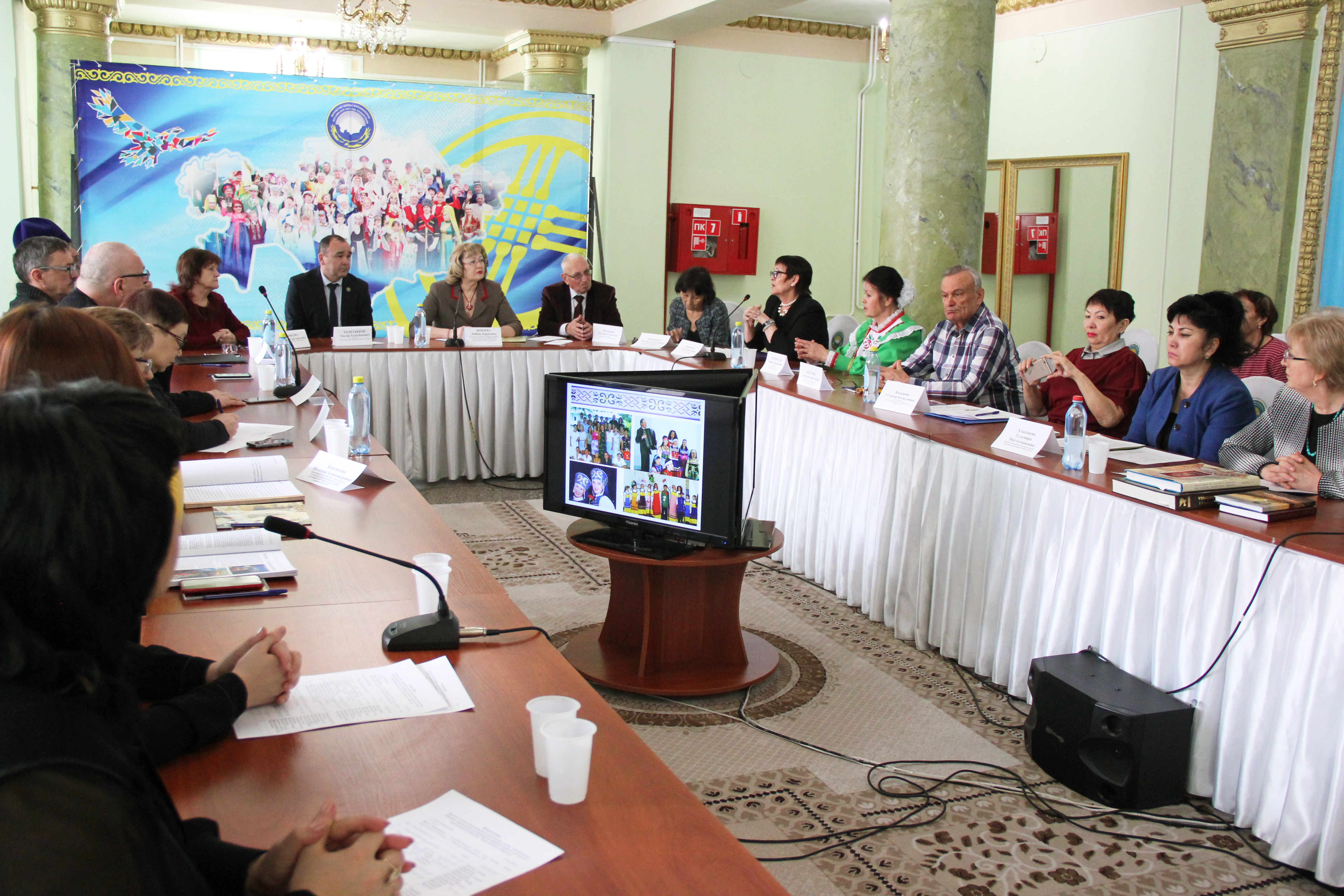 За круглым столом