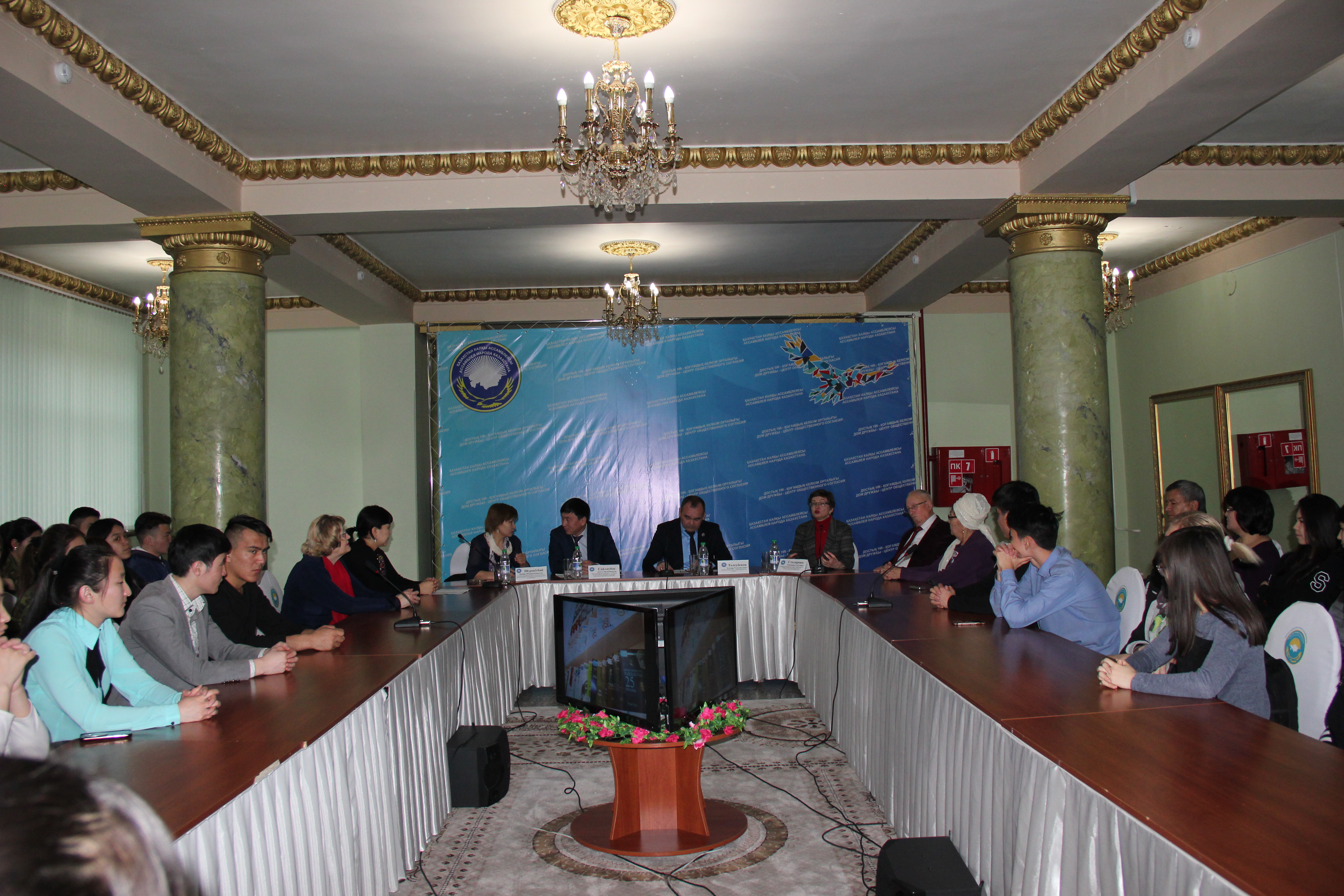 Единый день Ассамблеи народа Казахстана по обсуждению проекта «100 новых учебников на казахском языке»