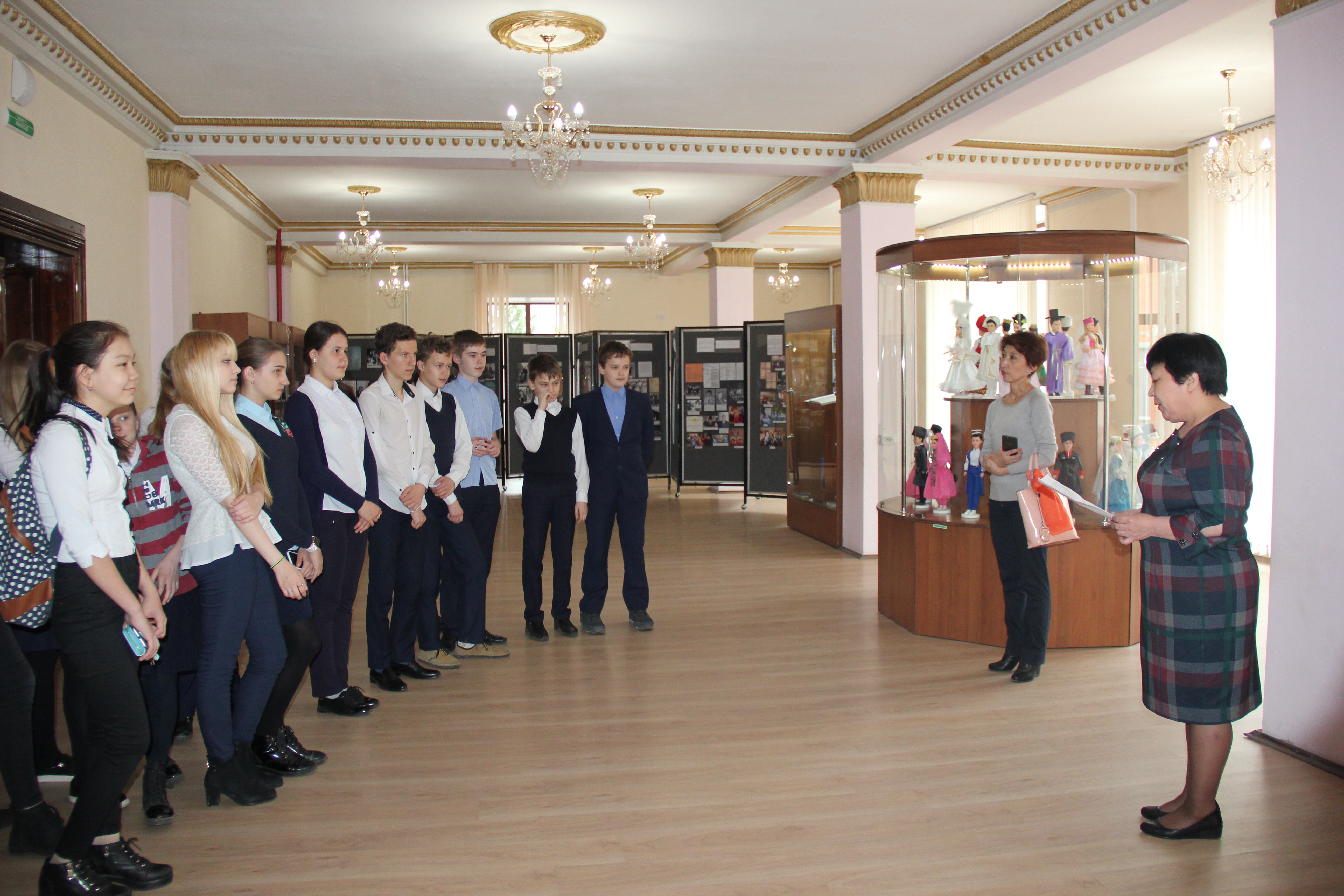 Ученики школы № 37 посетили Дом дружбы