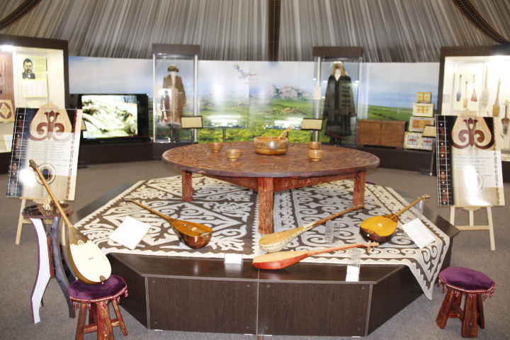 Участие членов этнокультурныхобъединении и представителей АНК ВКО на праздничном мероприятии посвященном дню Домбры