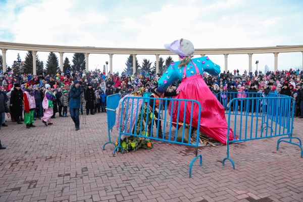 Масленицу в Усть-Каменогорске отпраздновали гуляниями, блинами и сожжением чучела