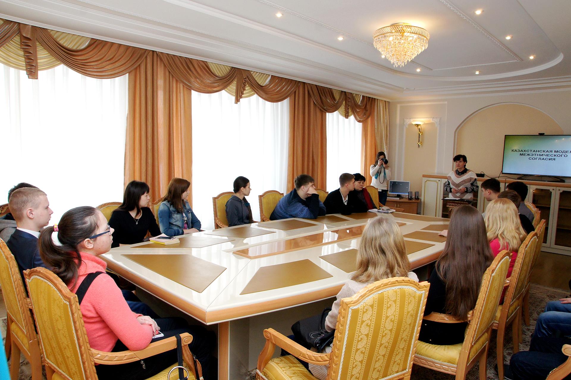 Лекция об истории Ассамблея народа Казахстана