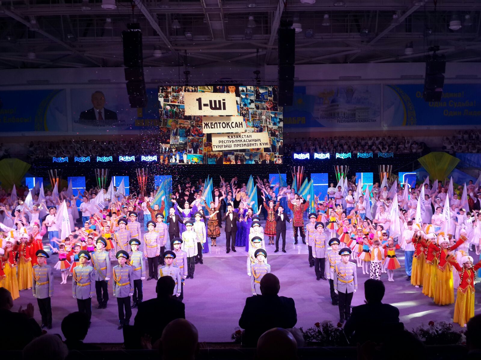 В Усть-Каменогорске в честь Дня Первого Президента прошел торжественный концерт