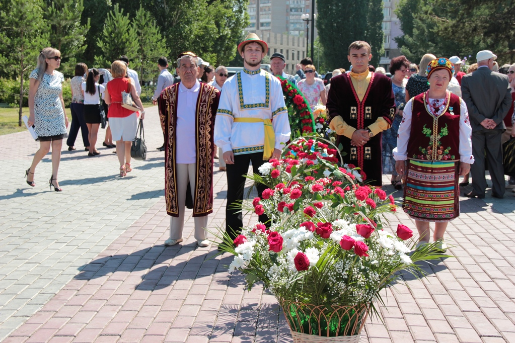 Возложение цветов к Вечному огню