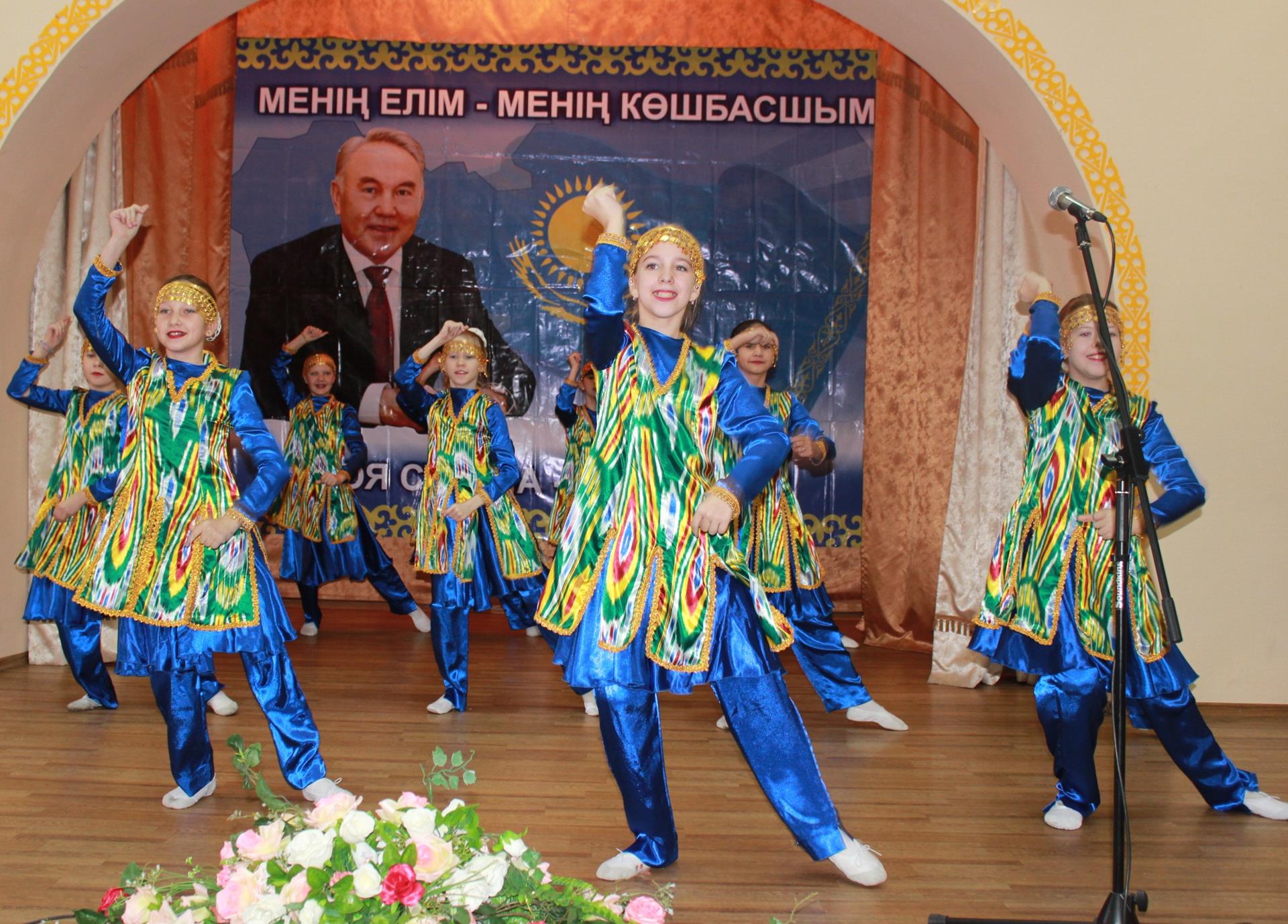 Выставка детских рисунков «Родина, Президент и Я»