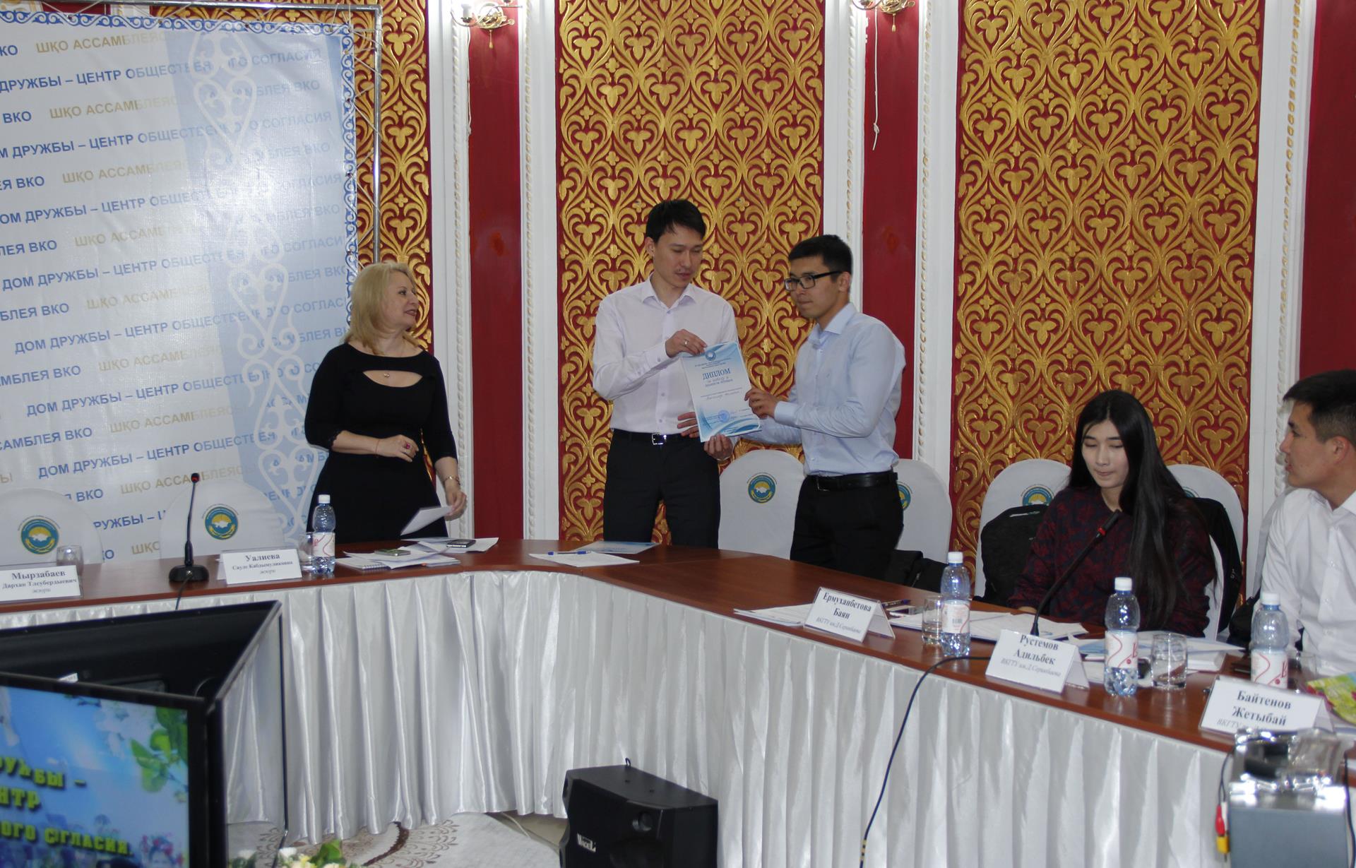 Дебатный турнир в Доме дружбы