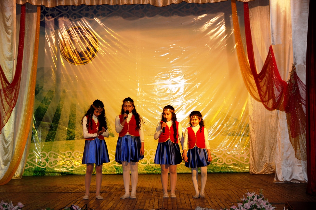 Теплый праздник милых женщин.