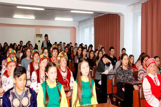 «В песне через край льются…»