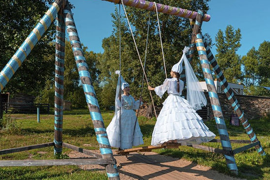 Этнодеревня в Усть-Каменогорске: памятник народам Казахстана, символизирующий дружбу и единство.